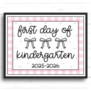 Placa de Primeiro Dia de Aula para Imprimir | Placa de Primeiro Dia | Placa de Primeiro e Último Dia de Aula | Placa de Primeiro Dia de Aula com Laço de Coquete
