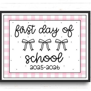 Placa de Primeiro Dia de Aula para Imprimir | Placa de Primeiro Dia | Placa de Primeiro e Último Dia de Aula | Laço de Coquete para Placa de Primeiro Dia de Aula