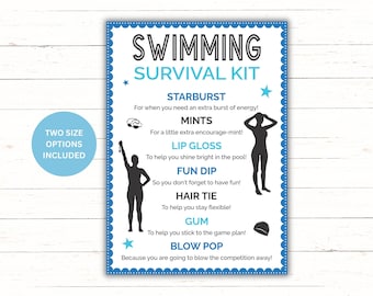 Könnte beinhalten: Ein blaues und weißes bedruckbares Schild mit dem Text "Schwimm-Überlebenskit" und einer Liste von Gegenständen, darunter Starburst, Minze, Lipgloss, Fun Dip, Haargummi, Kaugummi und Lutscher.