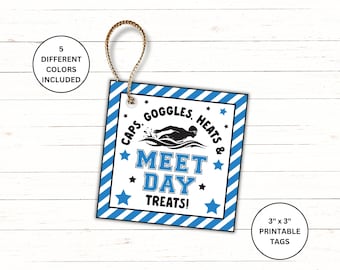 Könnte beinhalten: Ein quadratisches Etikett mit blau-weiß gestreiftem Rand und dem Text "CAPS, GOGGLES, HEATS & MEET DAY TREATS!" in Blau und Weiß. Das Etikett ist 7,6 cm x 7,6 cm groß und enthält 5 verschiedene Farben. Ein goldener Faden ist befestigt.