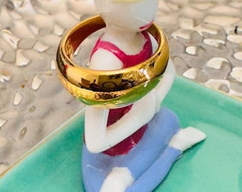 Anillo apilable chapado en oro de 18 quilates: banda minimalista resistente al agua