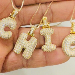 Elegante collar con dije inicial bañado en oro de 18 quilates con colgante de circonita cúbica brillante - Colgante de alfabeto dorado personalizado y elegante - Joyería personalizada