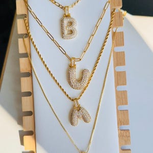 Collar con letras de globo de burbujas, colgante de alfabeto con nombre personalizado con diamantes dorados, elija su propia cadena para la letra elegida, regalo para ella