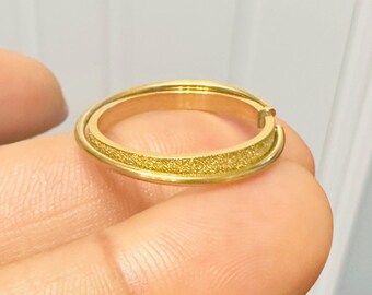 Minimalistischer Ring aus 18K Gold mit verstellbarem Edelstahlband
