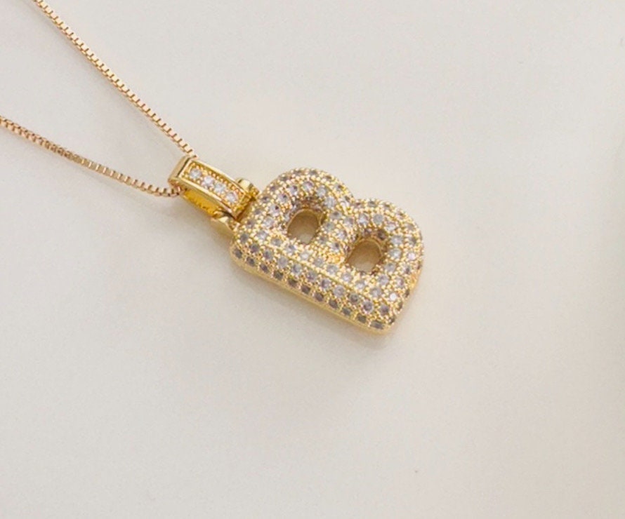 Collana con iniziale placcata in oro 18 carati: ciondolo con alfabeto e pavé di zirconi cubici - Italia