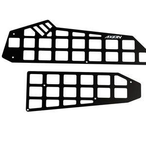 Könnte beinhalten: Zwei schwarze Metallplatten mit einem Rastermuster und dem Wort "AXION" in Weiß. Die Platten haben eine geometrische Form mit mehreren quadratischen Aussparungen. Das Design ist symmetrisch und modern.