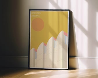 Op de afbeelding: Een ingelijste poster met een gele achtergrond en een wit gebouw met roze accenten. De poster heeft de tekst "BAUHAUS ARCHIVE" bovenaan.