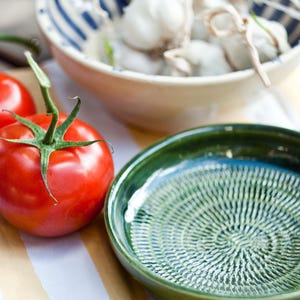 Handgefertigte Knoblauchreibe aus Keramik, Ingwerreibe, Gemüsereibe, Bruschetta-Werkzeug, italienische Küche