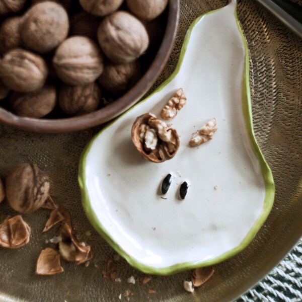 Assiette poire en céramique, assiette à dessert, forme de fruit, assiette poire faite main, repose-cuillère, accessoires de cuisine, assiette à bijoux