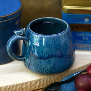 Handgemaakte keramische mok: blauw vogelhandvat, aardewerk koffiekopje