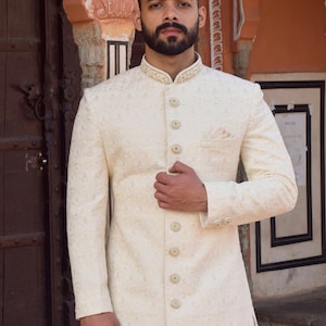 Gebroken wit ivoor sherwani met handgeborduurde kraag en knopen voor heren, Indiase bruidegom / stalknecht