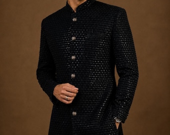 Dark Navy Velvet Sherwani mit schwarzen Perlen für Männer - Besticktes Indo-Western Designer Hochzeitsoutfit