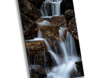 Impresión artística de pared con rocas que fluyen por el río: lienzo fotográfico de naturaleza, paisaje tranquilo al aire libre, regalo decorativo para el hogar, opciones de acrílico o metal.