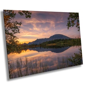 Reflejo del lago de montaña: foto majestuosa del atardecer con serenos tonos de cielo amarillo y morado. Arte de pared para decoración del hogar y la oficina.
