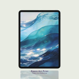 Könnte beinhalten: Ein schwarzes Tablet zeigt einen digitalen Kunstdruck von Meereswellen in Blau- und Türkistönen. Das Kunstwerk fängt die Bewegung des Wassers mit Lichtreflexen ein, die Sonnenlicht suggerieren. Der Text unten lautet "Epure Art Print, Tablet Art Collection."