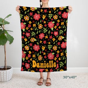 Retro Floral Name Blanket for Baby Girl / Personalized Blanket with Flowers for Mom / Custom Name Toddler Blanket Birthday Gift