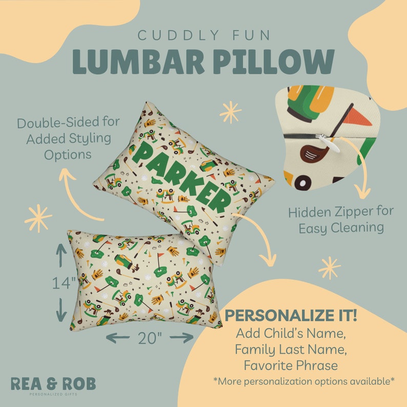 K&ouml;nnte beinhalten: Zwei Lendenkissen mit Golfmotiv, eines mit dem Namen "PARKER". Die Kissen sind etwa 51 cm breit und 36 cm hoch. Das Design zeigt Golfwagen, Fahnen und Schl&auml;ger. Der Text "CUDDLY FUN LUMBAR PILLOW" steht oben.