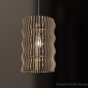 Puede incluir: Una lámpara colgante de madera con un diseño ondulado. La luz está hecha de finas tiras de madera que están dispuestas en un patrón de onda. La luz cuelga de un cable negro.