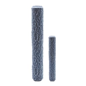 Puede incluir: Dos objetos cilíndricos texturizados de color gris oscuro, con apariencia de corteza. Uno es más alto que el otro. Los objetos tienen una parte superior e inferior ligeramente redondeadas, sobre un fondo blanco.