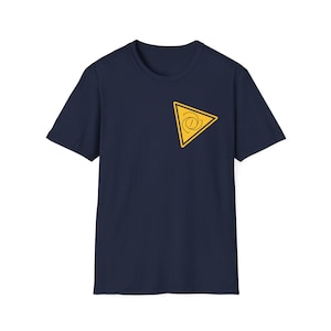 Puede incluir: Una camiseta de manga corta en color azul marino oscuro con un icono de advertencia triangular amarillo en el pecho izquierdo. El gráfico consiste en un triángulo amarillo con borde negro que contiene un símbolo circular con un signo de exclamación.