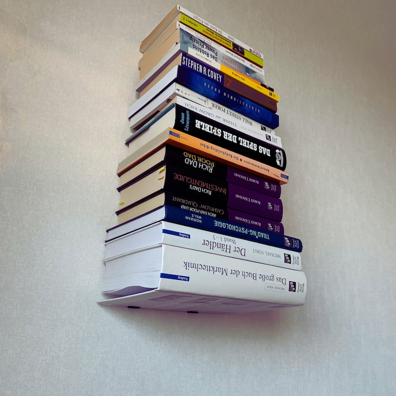 Op de afbeelding: Een stapel boeken met verschillende titels, waaronder "Rich Dad Poor Dad", "Trading Psychologie" en "Het grote boek van markttechniek".
