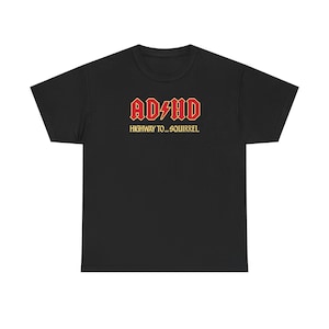 Puede incluir: Camiseta negra con un gráfico rojo y amarillo que dice "ADHD HIGHWAY TO... SQUIRREL".