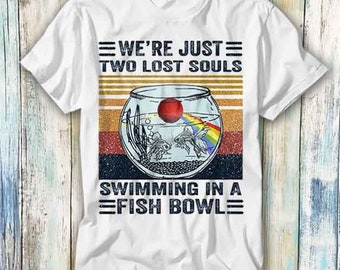 Wir sind nur zwei verlorene Seelen, die in einem Goldfischglas-T-Shirt schwimmen Tshirt Meme Geschenk Lustig Spitze T-Shirt Stil Unisex Gamer Film Musik 731