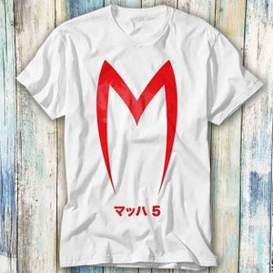以下が含まれることがあります： 赤い「M」のロゴと日本語で「マッハ 5」の文字が入った白いTシャツ