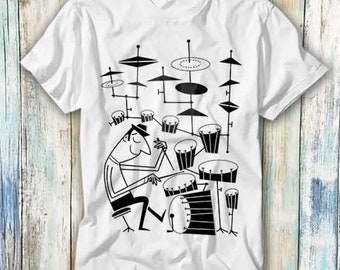 Op de afbeelding: Wit T-shirt met een zwart-witte illustratie van een persoon die drums speelt. De illustratie is in retro-stijl met een eenvoudig ontwerp.