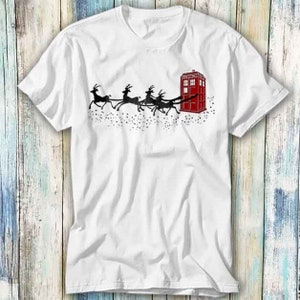 La cabina telefonica della polizia di Natale di Doctor Who, cervo volante, stella rossa, maglietta in edizione limitata, meme, regalo divertente, maglietta unisex, giocatore, film, musica 1454