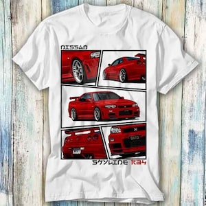 Puede incluir: Una camiseta blanca con un Nissan Skyline R34 rojo impreso en ella. El coche se muestra en diferentes ángulos, incluyendo la parte delantera, lateral y trasera. El texto "NISSAN" y "SKYLINE R34" también está impreso en la camiseta.