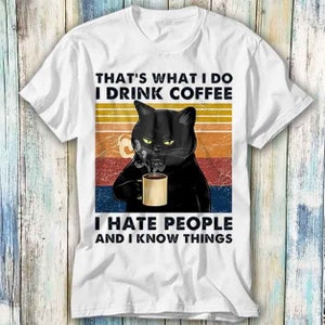 Questo è ciò che faccio T-shirt Bevo caffè Odio le persone e so cose Maglietta gatto nero Meme regalo Maglietta stile unisex Gamer Musica 796
