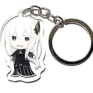 Op de afbeelding: Een transparante acryl sleutelhanger met een zilveren metalen ring, waarop een anime-personage met wit haar en een vlinder in haar haar te zien is, die een zwarte jurk draagt.