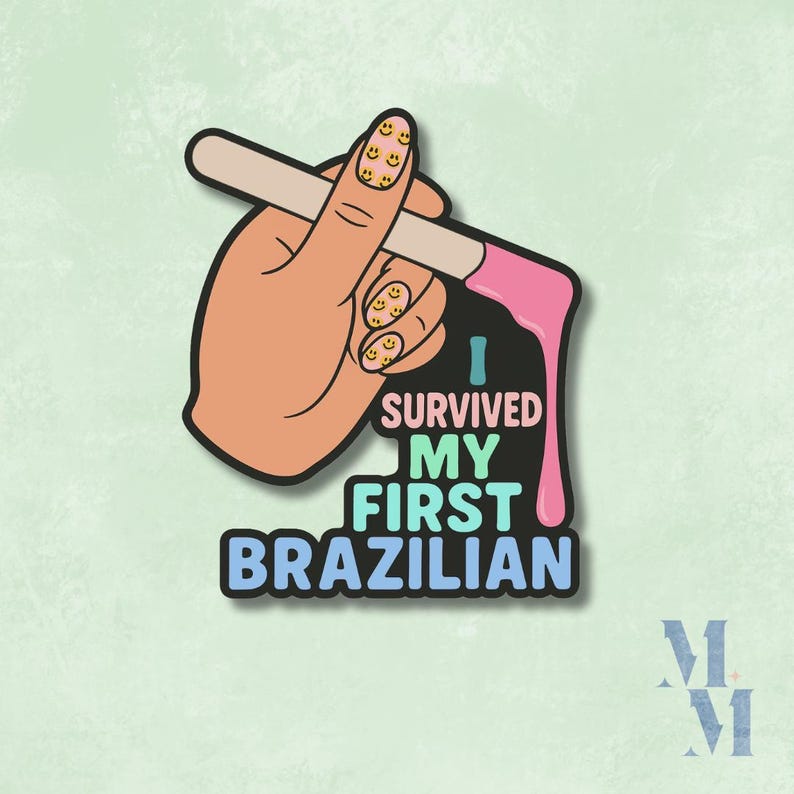 K&ouml;nnte beinhalten: Aufkleber mit einer Cartoon-Hand, die einen Wachsstab mit rosa Wachs h&auml;lt. Die N&auml;gel haben gelbe Smiley-Gesichter. Der Text lautet "I SURVIVED MY FIRST BRAZILIAN" in Blau und Gr&uuml;n.