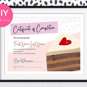 Puede incluir: Un certificado de finalización imprimible en rosa y blanco con una ilustración de pastel rosa y blanco. El texto dice "Certificado de finalización" y "Se certifica que [Nombre] [Apellido] ha completado satisfactoriamente el [Nombre del curso] con [Nombre de la escuela o empresa]."