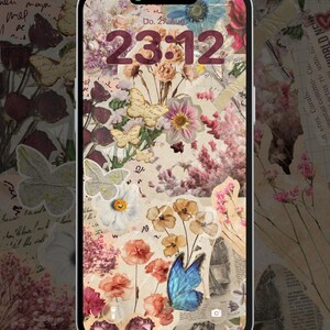Puede incluir: Un smartphone que muestra una pantalla de bloqueo con un fondo de collage de flores, mariposas y texto manuscrito vintage. La pantalla indica la hora 23:12, la fecha Do. 27. Aug, y los iconos de linterna y cámara en la parte inferior.