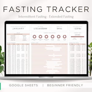 Könnte beinhalten: Ein Laptop-Bildschirm zeigt eine Google Sheets-Tabelle zur Verfolgung von intermittierendem Fasten. Die Tabelle enthält Abschnitte für das tägliche Gewicht, die Fastenstunden und die abgeschlossenen Fasten. Die Tabelle ist mit "Fasting Tracker" betitelt und enthält den Text "JANUARY" und "1/31 at 6:00AM".