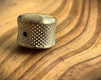 Pomo de guitarra de latón macizo: fresado CNC, textura profunda