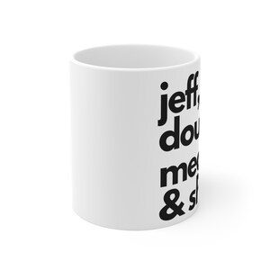 Può includere: Tazza in ceramica bianca con testo nero che recita "jeff, doug, me & shane".