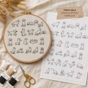 Peut inclure: Un cercle à broder en bois avec un tissu beige brodé de dessins de chiens noirs dans diverses poses. Une feuille imprimée avec des illustrations de chiens similaires est à côté du cercle. Le texte "PRINTABLE STICK & STITCH TEMPLATE" est imprimé sur la feuille.