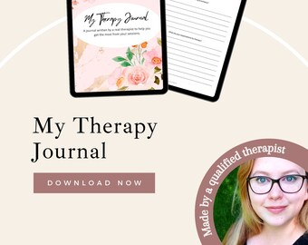 Może przedstawiać: Tablet cyfrowy wyświetlający różowy i złoty wzór kwiatowy z tekstem "My Therapy Journal" i słowami "A journal written by a real therapist to help you get the most from your sessions." Tablet znajduje się na białym tle z różowym kółkiem z tyłu. Mniejszy tablet jest widoczny w tle, pokazując stronę z tekstem "My Therapy Journal" i "Setting Goals for Therapy". Różowe kółko z tekstem "Made by a qualified therapist" znajduje się w prawym dolnym rogu obrazu. Kobieta w okularach jest widoczna w kółku.