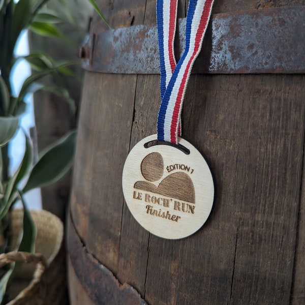 Wooden medallion for sports competitions, running, made and engraved in France, customizable and tailor-made wooden medallion.