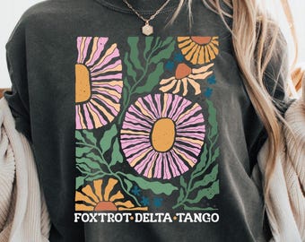 Camiseta Foxtrot Delta Tango, camiseta floral de protesta, colores cómodos, FDT Wear, camiseta anti-Trump, camiseta de resistencia, camiseta de manos libres, camiseta ambientalista