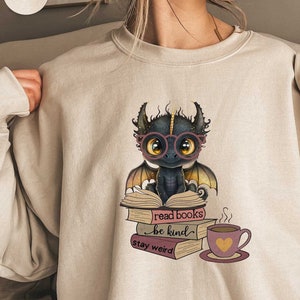 Camiseta amante del libro, camiseta Be Kind, camiseta Stay Weird, camiseta lectora de libros de fantasía, camiseta del cuarto ala, camiseta bookish, camiseta adicta al libro, camisa de dragón