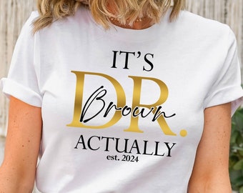 Camisa de médico personalizada, es camiseta del Dr. En realidad, camiseta de posgrado de doctorado, camiseta de estudiante de doctorado, camiseta de estudiante de doctorado, camisa de graduación, camisa con nombre de médico