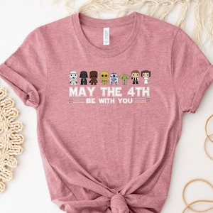 Op de afbeelding: Heather mauve t-shirt met een afbeelding van Star Wars-personages en de tekst "May the 4th Be With You".