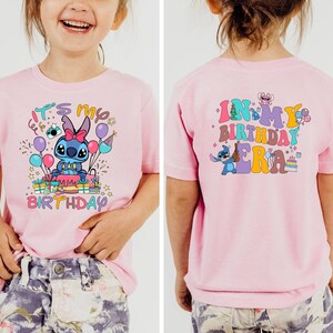 Puede incluir: Camiseta rosa de manga corta con un personaje azul Stitch en la parte delantera. La parte delantera de la camiseta dice "It's my birthday". La parte trasera de la camiseta dice "In my birthday era" con un personaje azul Stitch tocando la guitarra.
