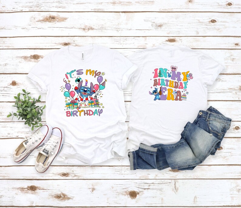 Puede incluir: Dos camisetas blancas con un personaje de dibujos animados azul. Una camiseta dice "Es mi cumplea&ntilde;os" y la otra dice "En mi era de cumplea&ntilde;os".