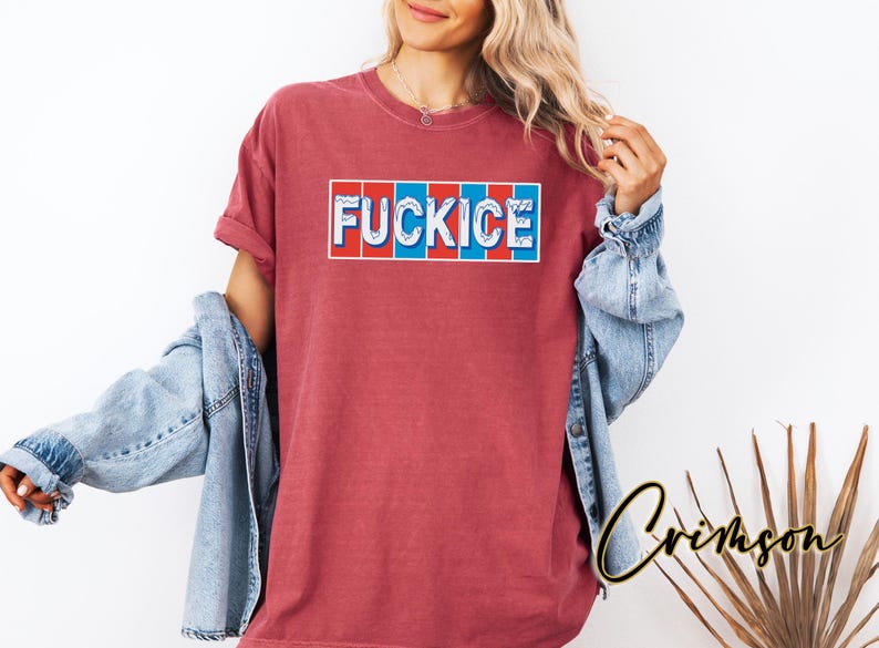 以下が含まれることがあります： 長方形のデザインで「FUCKICE」という文字が入ったマルーン色のTシャツ。テキストは白で、赤と青のアクセントが付いています。シャツはデニムジャケットと合わせて着用されています。