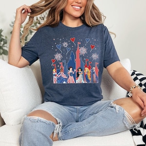 K&ouml;nnte beinhalten: Marineblaues T-Shirt mit patriotischem Schlossdesign, Feuerwerk und Zeichentrickfiguren in Rot, Wei&szlig; und Blau. Ideal f&uuml;r nationale Feiern, das Shirt aus weichem Material ist eine bequeme Wahl f&uuml;r Freizeitkleidung.